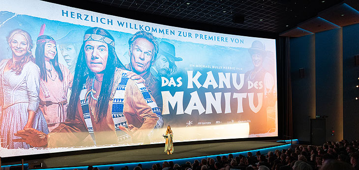 v.l.n.r.: Nina Eichinger moderierte "Das Kanu des Manitu" @Foto: getty images/Andreas Rentz für Constantin Film 